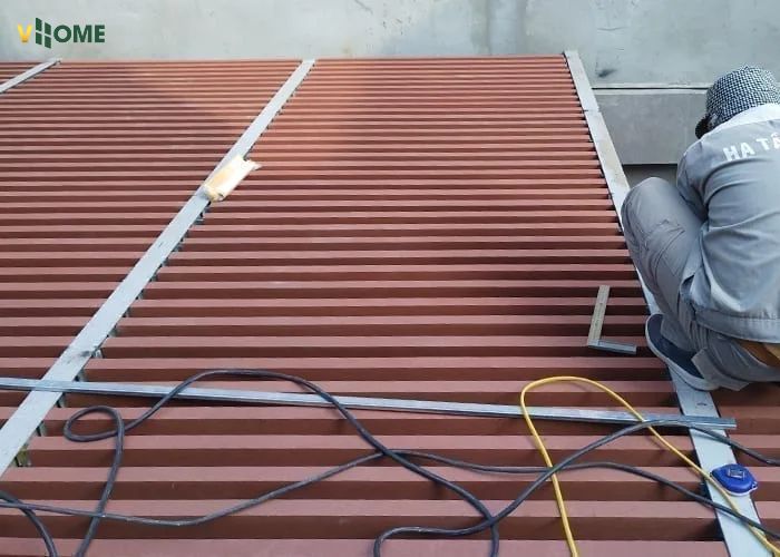 Đo, cắt lam gỗ nhựa ngoài trời kỹ trước khi thi công Đo, cắt lam gỗ nhựa ngoài trời kỹ trước khi thi công