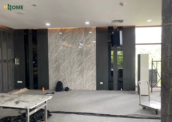 Lam sóng màu xám đậm thi công cùng tấm ốp vân đá Lam sóng màu xám đậm thi công cùng tấm ốp vân đá