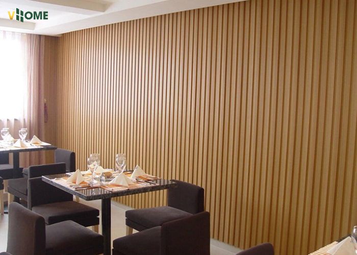 Lam sóng nhựa giả gỗ màu gỗ sồi sáng trong không gian nhà hàng Lam sóng nhựa giả gỗ màu gỗ sồi sáng trong không gian nhà hàng