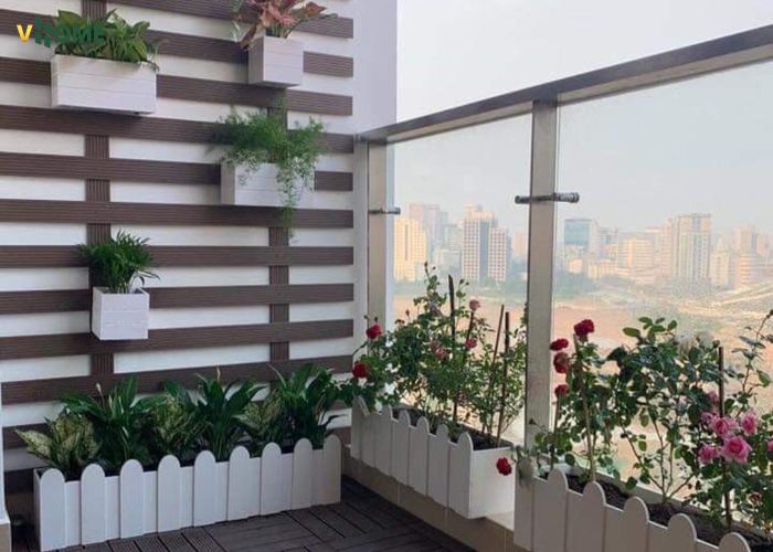 Ban công sử dụng thanh đa năng làm giàn treo hoa trang trí