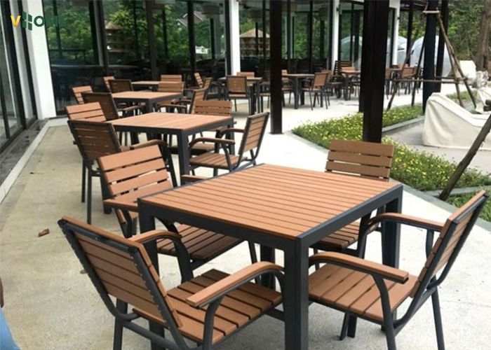 Thanh đa năng được sử dụng làm bàn ghế nhà hàng ngoài trời