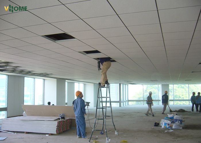 Thêm vật liệu chống nóng phía trên trần thả nhựa Thêm vật liệu chống nóng phía trên trần thả nhựa