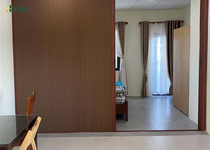 Vách ngăn giả gỗ chia phòng ngủ và phòng ăn Vách ngăn giả gỗ chia phòng ngủ và phòng ăn