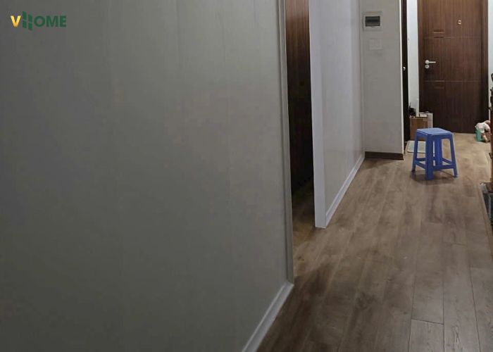 Vách ngăn nhựa trắng phân chia các phòng với nhau Vách ngăn nhựa trắng phân chia các phòng với nhau