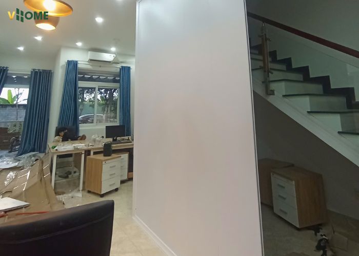 Vách ngăn nhựa sử dụng ở chân cầu thang Vách ngăn nhựa sử dụng ở chân cầu thang