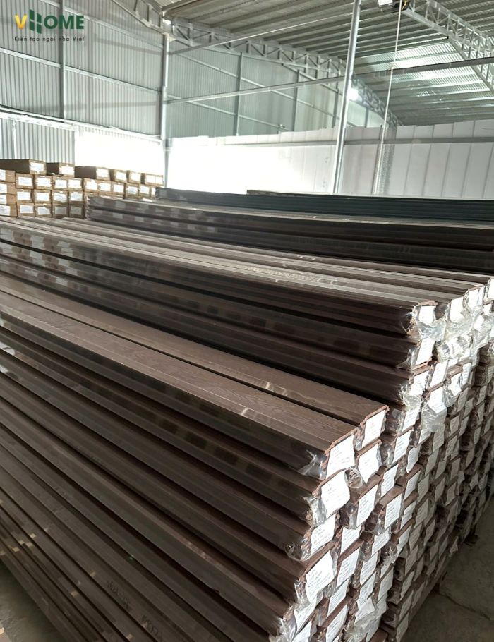 Tấm ốp gỗ nhựa ngoài trời phủ ASA ở kho Vhome Tấm ốp gỗ nhựa ngoài trời phủ ASA ở kho Vhome