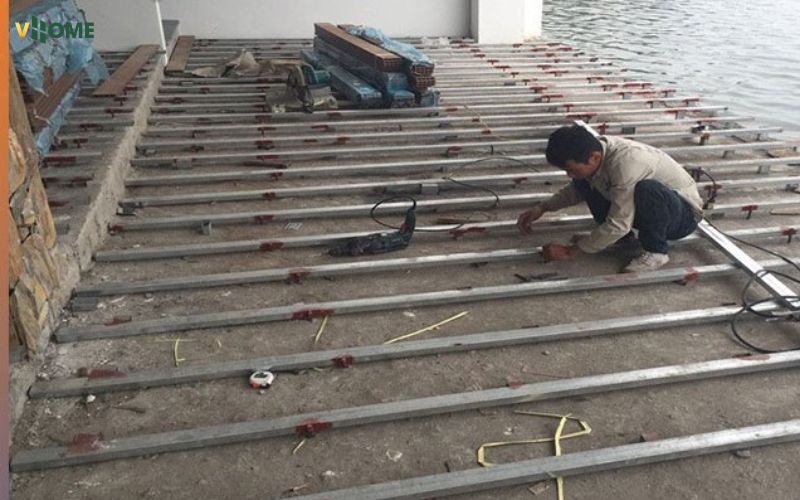 Lắp đặt khung xương cho sàn gỗ nhựa Lắp đặt khung xương cho sàn gỗ nhựa