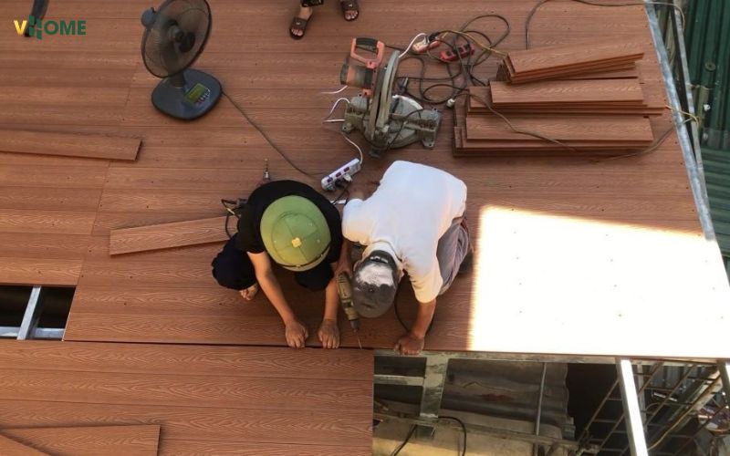 Lắp đặt các thanh sàn gỗ nhựa còn lại đến khi hoàn thiện Lắp đặt các thanh sàn gỗ nhựa còn lại đến khi hoàn thiện