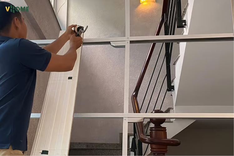 Cố định tấm ốp lên bề mặt tường