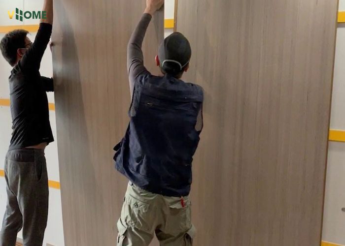 Lắp đặt tấm ốp than tre lần lượt Lắp đặt tấm ốp than tre lần lượt