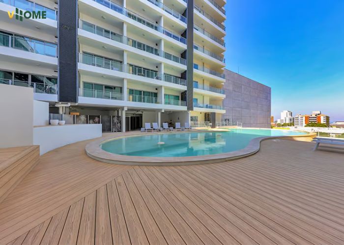 Lát sàn gỗ nhựa phủ polymer ở khu vực hồ bơi