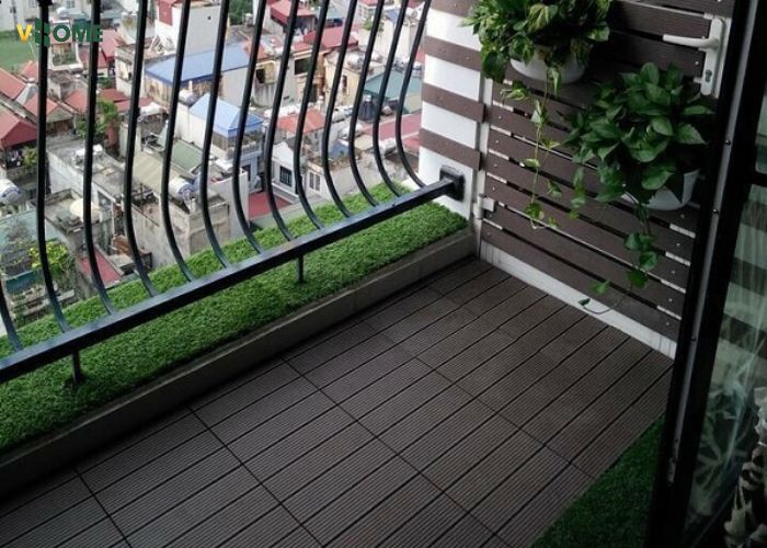 Lát sàn ban công khu chung cư bằng vỉ gỗ nhựa ngoài trời