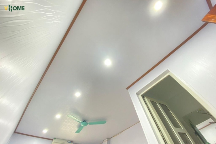 Thi công trần nhựa nano phẳng với đèn trang trí