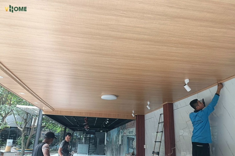 Kiểm tra các tấm trần nhựa nano ở gần sát vách