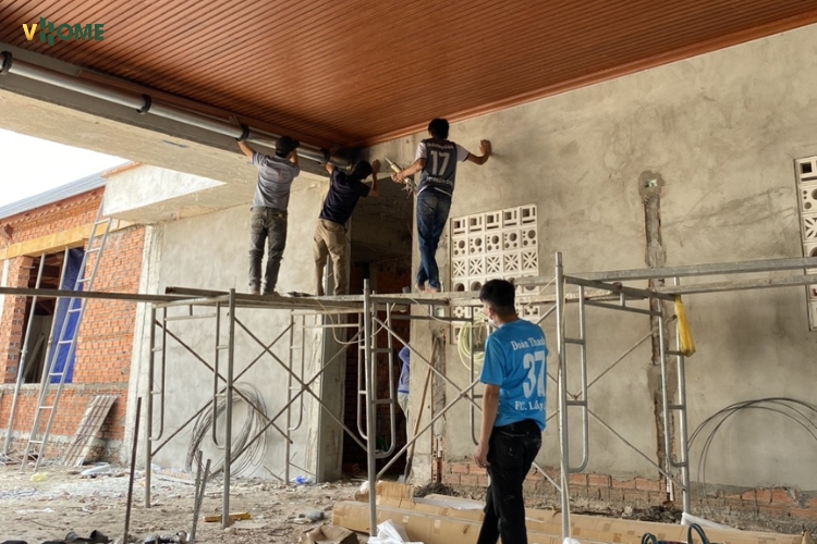 Kiểm tra kỹ độ phẳng bề mặt bê tông trước khi dán tấm ốp nhựa