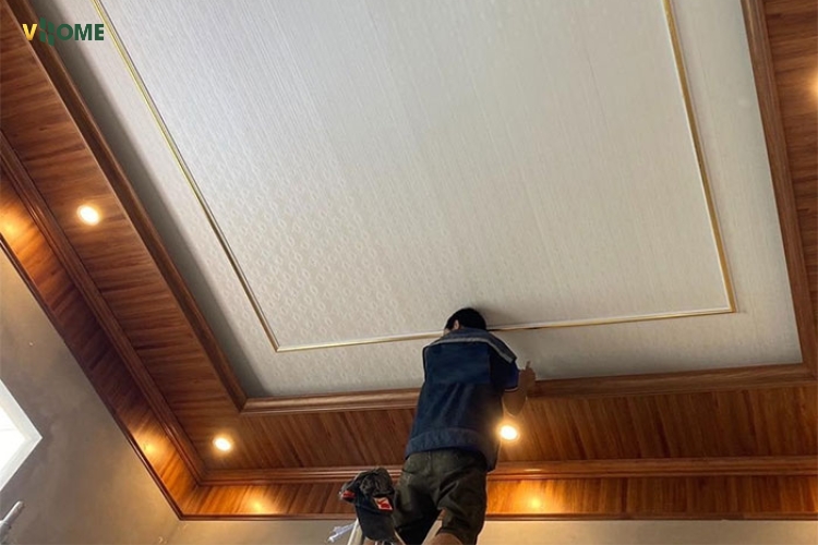 Bắn vít quá chặt hoặc quá lỏng vào hèm