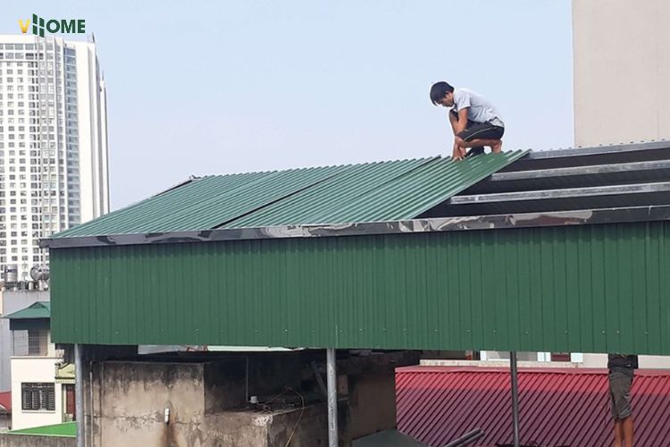 Trần nhà hấp thụ nhiệt gây nóng bức