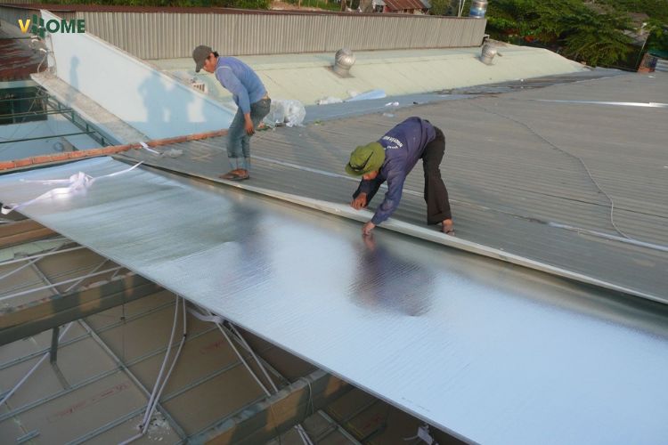 Thi công trần nhựa chống nóng hiệu quả cho nhà mái tôn