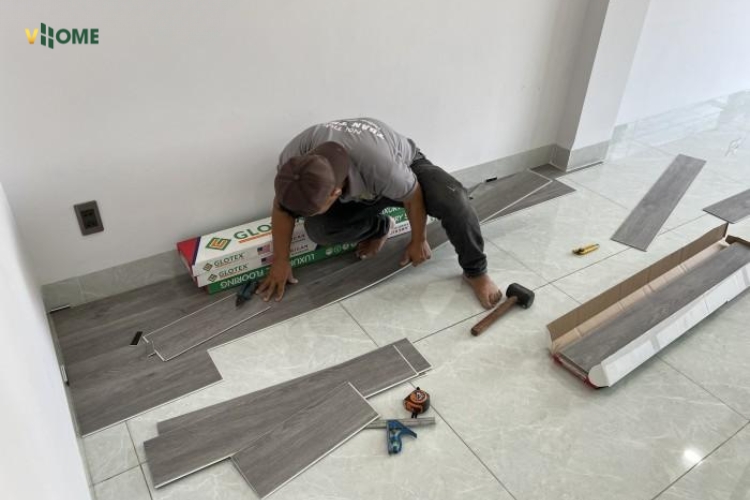 Căn chỉnh từ đầu để không cắt sai kích thước sàn nhựa giả gỗ