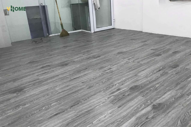 Sàn gỗ màu xám sáng - Giải pháp cho nhà nhỏ, trần thấp