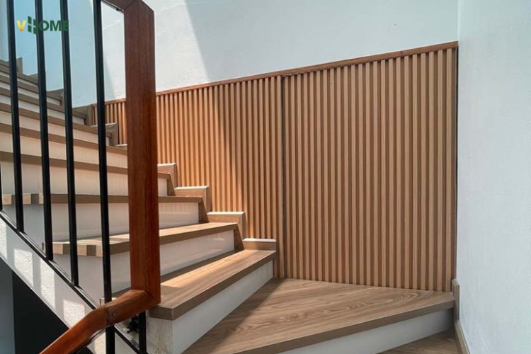 Ốp lam sóng tường dọc theo thân cầu thang