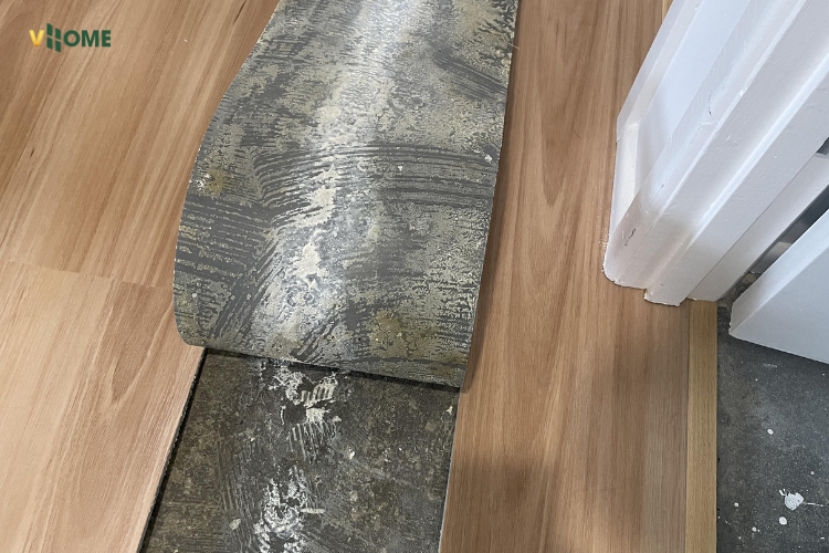 Nền thi công sàn chưa được làm sạch đúng yêu cầu