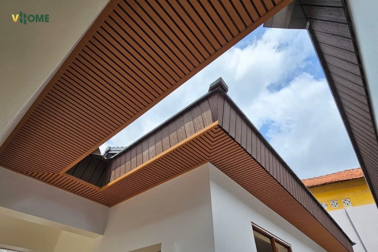 Sử dụng trần nhựa lam sóng giả gỗ khu vực hành lang